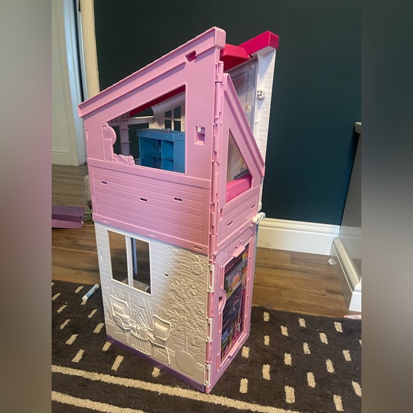 Folding Barbie Malibu Dollhouse - Picture 4 of 5